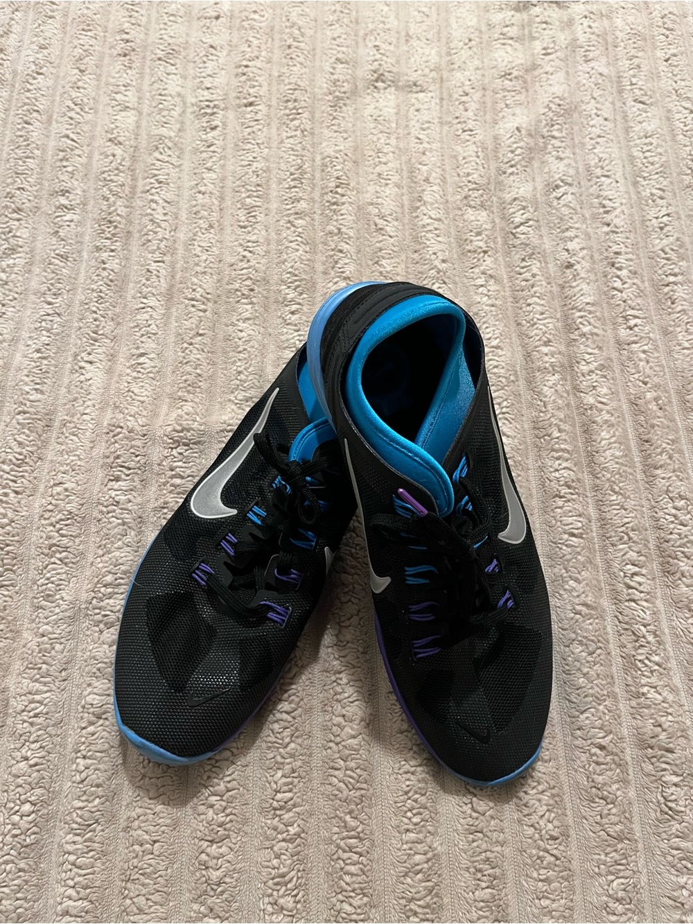Nike Men’s Black Athletic Sneakers with Blue Accents